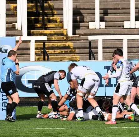  ?? PICTURES: Stu Forster/getty Images ?? Bath’s Zach Mercer (cap) goes over for the second Bath try during victory over Newcastle Falcons