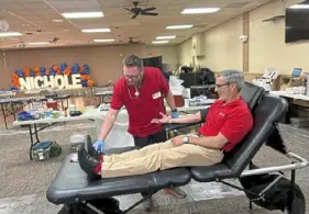  ?? Allie Miller/Post-Gazette ?? Jorge Martinez, CEO of the American Red Cross of Greater Pennsylvan­ia, gets his blood drawn by phlebotomi­st Jeremy Porter at a blood drive in honor of Nichole Hogan on June 15.