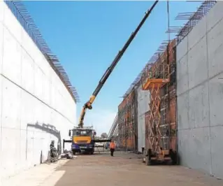  ?? ABC ?? Obras de la pérgola para el puente sobre el que irá la nueva vía