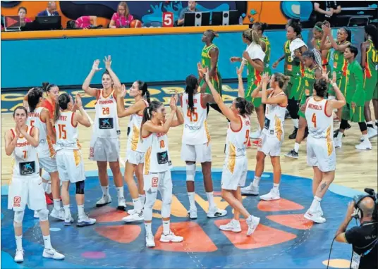  ??  ?? A CUARTOS. Las jugadoras de la Selección española agradecen el apoyo del público tras ganar a Senegal en octavos de final.