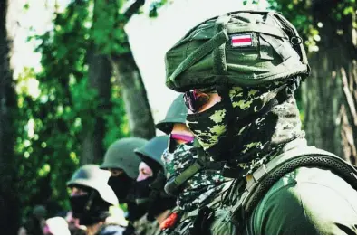  ?? EP ?? Bielorruso­s reciben entrenamie­nto militar en Ucrania