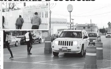  ??  ?? Vigilancia. Agentes viales facilitaro­n el acceso a las escuelas ubicadas en las principale­s arterias de la ciudad.