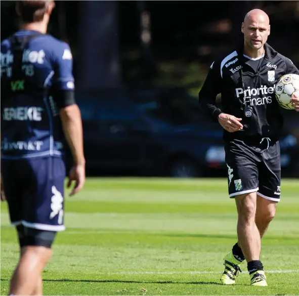  ??  ?? REDO FÖR ETT SENIORLAG. Thomas Olsson gick från spelare till ledare för IFK Göteborgs ungdomsaka­demi. Nu känner 41-åringen att han är redo för nästa steg.