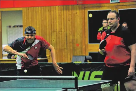  ?? SZ-FOTO: MAS ?? Die Erbacher Tischtenni­sspieler bei ihrem Einsatz gegen Herrlingen.