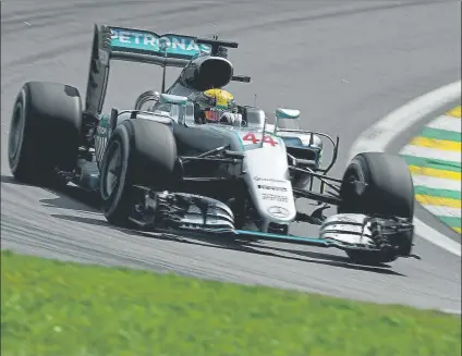  ?? FOTO: GETTY ?? Lewis Hamilton lideró la primera jornada de entrenamie­ntos libres del GP de Brasil por delante de su compañero Nico Rosberg