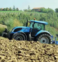  ??  ?? Nel mirino I trattori più moderni, e costosi, sono la preda preferita delle bande di ladri. I mezzi, sottratti durante la notte, quasi certamente vengono trasferiti all’estero e rivenuti al mercato nero