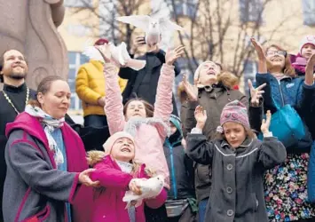  ?? ALEXANDER ZEMLIANICH­ENKO/AP ?? Rising to the heavens: Children and their parents release birds for the Eastern Orthodox Annunciati­on on Wednesday at
St. Tatiana Church in Moscow. Orthodox churches, which observe the ancient Julian calendar, usually celebrate Easter later than Western churches. Orthodox Easter is May 2.