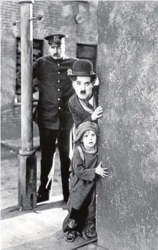  ?? ABC ?? Charles Chaplin y Jackie Cogan, en una significat­iva imagen del filme