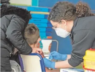  ?? // EP ?? Una enfermera administra la vacuna contra el Covid a un niño en Castellón