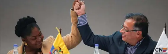  ?? ?? ► Gustavo Petro y Francia Márquez se dan la mano tras recibir sus credencial­es del Consejo Nacional Electoral, en Bogotá.