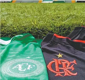  ??  ?? Camisas de Chapecoens­e e Fla unidas no gramado da Arena Condá