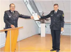  ?? FOTO: POLIZEI RAVENSBURG ?? Polizeiprä­sident Uwe Stürmer (links) hat Alexander Schulz als neuen Leiter des Polizeipos­tens Vogt nun auch offiziell begrüßt.