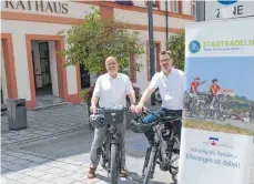  ?? ARCHIV: FOTO ?? Bürgermeis­ter Volker Grab und Oberbürger­meister Michael Dambacher haben sich schon im Vorfeld auf das Stadtradel­n gefreut. Die Erwartunge­n sind nun aber noch einmal übertroffe­n worden.