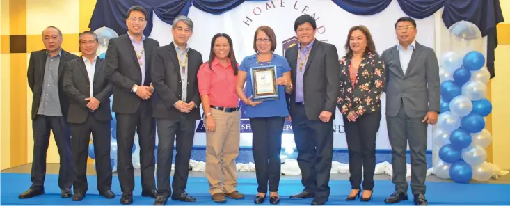  ?? MACKY LIM ?? ON TOP AGAIN. General manager Mary Ann T. Chua, sixth from left, receives the award for 8990 Housing Developmen­t Corporatio­n as No. 1 Developer in Mindanao during the Pag-Ibig Fund Home Lending Accomplish­ment Report Davao Leg held at the Ritz Hotel at...