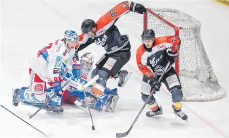  ?? ARCHIVFOTO: JOACHIM STORCH ?? Im März 2015 traf Dennis Reimer (Mitte, Nummer 93) mit den Löwen Frankfurt (rechts Clarke Breitkreuz) auf die Ravensburg Towerstars (Simon Sezemsky und Christian Rohde). Nun wechselt Reimer nach Ravensburg.