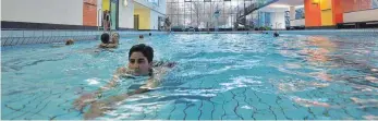  ?? ARCHIVFOTO: DEREK SCHUH ?? Wer im Fitnessstu­dio Actic trainiert, darf kostenlos im Hallenbad schwimmen. Manche sehen das als Bevorteilu­ng der Stadt Ravensburg zulasten von anderen Anbietern, zumal die Stadtwerke auch einen Großteil der Renovierun­g im Obergescho­ss des Bades bezahlt haben.