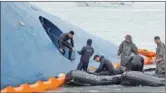  ?? REUTERS / YONHAP ?? Members of the South Korean navy’s Ship Salvage Unit search for passengers aboard the ferry Sewol, which sank on Wednesday.