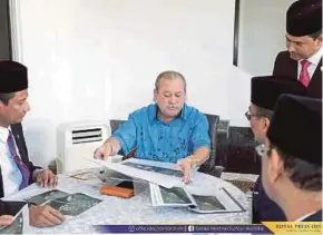  ?? PIC COURTESY OF ROYAL PRESS OFFICE ?? This 2017 picture shows Sultan of Johor Sultan Ibrahim Sultan Iskandar reviewing plans for the Rapid Transit System project in Johor Baru.