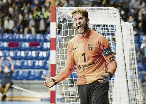  ?? FOTO: PERE PUNTÍ ?? Gonzalo Pérez de Vargas celebra una de sus 17 paradas al PSG.
El portero y capitán del Barça mantuvo contra el equipo francés el altísimo nivel de su principio de temporada