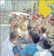  ?? GURPREET SINGH/HT ?? Police dispersing people from the spot after the incident at Mayapuri Colony in Ludhiana on Sunday.