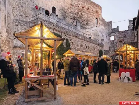  ?? ?? CASTEL AVIO
GRANDI E PICCOLI
Accanto, il mercatino natalizio a Castel Avio e, nella pagina a sinistra, il centro di Pesaro vestito a festa.