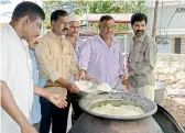  ?? — DC ?? Striking RTC employees at Dilsukhnag­ar depot cook food and serve it as part of their ongoing vanta varpu programme, on Friday.