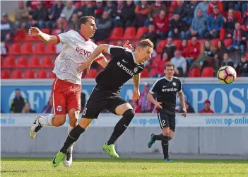  ?? FOTO: IMAGO ?? Elversberg­s Marco Kehl-Gomez (vorne rechts) hat, verfolgt von Offenbachs Konstantin­os Neofytos, den Ball im Blick und rennt ihm hinterher. Bei der Nullnummer am Samstag rannten die SVE-Spieler oft hinterher.