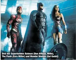  ??  ?? Drei der Superhelde­n: Batman (Ben Affleck, Mitte), The Flash (Ezra Miller) und Wonder Woman (Gal Gadot).