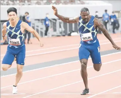  ?? Foto Ap ?? ▲ El estadunide­nse Justin Gatlin se impuso en los 100 metros planos con tiempo de 10.24 segundos, en una carrera de prueba de atletismo en el Estadio Nacional de Tokio.