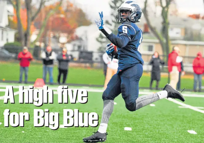  ?? JEFF PORTER / BOSTON HERALD ?? SEE YA! Zack Palmer gestures as he heads untouched into the end zone on a punt return for a touchdown in Swampscott’s 34-26 victory against Amesbury in yesterday’s Division 5 North championsh­ip game.