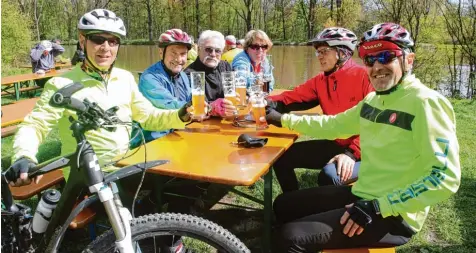  ?? Fotos: Peter Wieser ?? Bei der Donau Radler Tankstelle in Offingen können Fahrradfah­rer eine Pause einlegen und neue Kraft tanken.