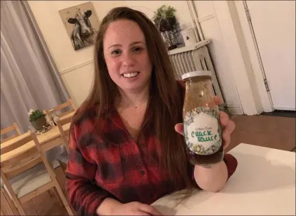  ?? TANIA BARRICKLO — DAILY FREEMAN ?? Rosanna Rauch, owner of Urban Fork in Kingston, N.Y., holds up a jar of her Crack Sauce.