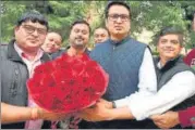  ?? RAJ K RAJ/HT PHOTO ?? Anil Chaudhary being greeted by Congress supporters at Prithviraj n
Road in New Delhi on Wednesday.