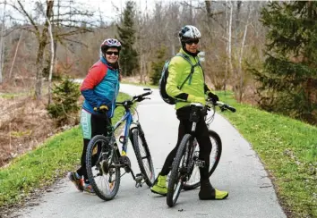  ??  ?? Auf Radwegen und meist gut befestigte­n Waldwegen führt die Tour von Barbara Scherer und Karl Sendlinger.