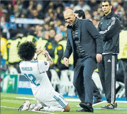  ?? FOTO: GETTY ?? Zinedine Zidane celebra con Marcelo el tercer gol, obra del lateral madrileño. El equipo blanco dio la vuelta e irá a París con un 3-1