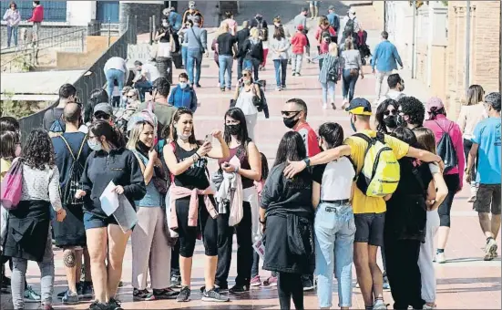  ?? PERE DURAN / NORD MEDIA ?? Afluencia masiva de público hasta las últimas horas de la Semana Santa en Calella de Palafrugel­l