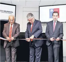  ??  ?? ► El ministro de Hacienda inaugurand­o la nueva oficina del Banco Mundial en Chile.