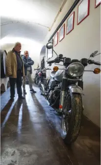  ??  ?? Motos en el pasillo. Además de conservar tres Norton 850 Commando, en la bodega y en el pasillo nos topamos con dos BSA y una Montesa Impala. Una pasión cimentada en la adolescenc­ia, cuando tuvo una Torrot 49 Sport.