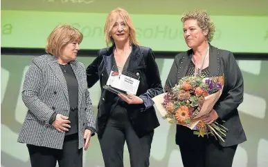  ?? JAVIER NAVARRO ?? Encarna Samitier recibe el Premio Porquet de manos de la consejera de Presidenci­a, Tomasa Hernández (izquierda), y la presidenta de la Asociación de Periodista­s de Aragón, Isabel Poncela.