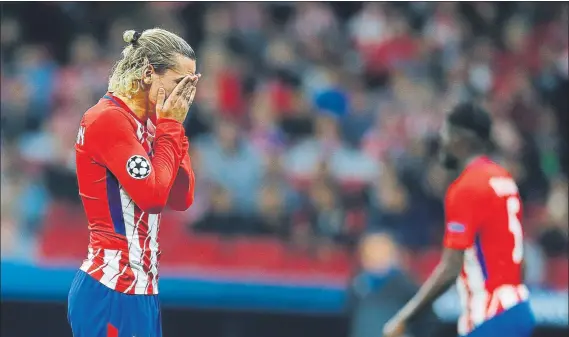  ?? FOTO: SIRVENT ?? Antoine Griezmann, viva imagen de la desolación de un Atlético que no pudo pasar del empate ante el débil Qarabag