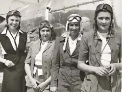  ??  ?? Lores (second from left) mentored fellow Queensland Aero Club members, many of whom were also busy breaking records in the 1920s and ’30s.