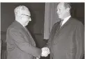  ??  ?? 1961 kandidiert­e Willy Brandt (r.) statt Parteichef Erich Ollenhauer für die SPD.