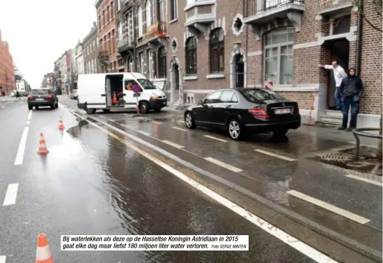  ?? Foto SERGE MINTEN ?? Bij waterlekke­n als deze op de Hasseltse Koningin Astridlaan in 2015 gaat elke dag maar liefst 180 miljoen liter water verloren.