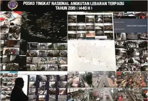  ?? HENDRA EKA/JAWA POS ?? PANTAU ARUS BALIK: Petugas Kementeria­n Perhubunga­n memantau arus balik di Posko Nasional Angkutan Lebaran Terpadu 2019 Kemenhub, Jakarta, kemarin (10/6).