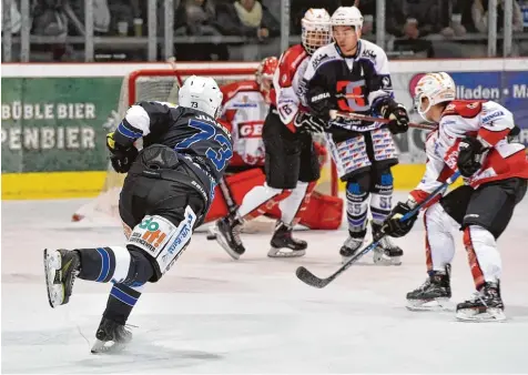  ?? Foto: Thorsten Jordan ?? Marcel Juhasz (links) erzielte in der 52. Minute das 4:3 für die Riverkings, doch Memmingen kam noch zum Ausgleich und hatte in der Verlängeru­ng mehr Glück im Abschluss: Mit 4:5 musste sich der HCL gestern nach einer imponieren­den Leistung geschlagen...