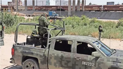  ??  ?? vigilancia en el bordo del río por parte de militares