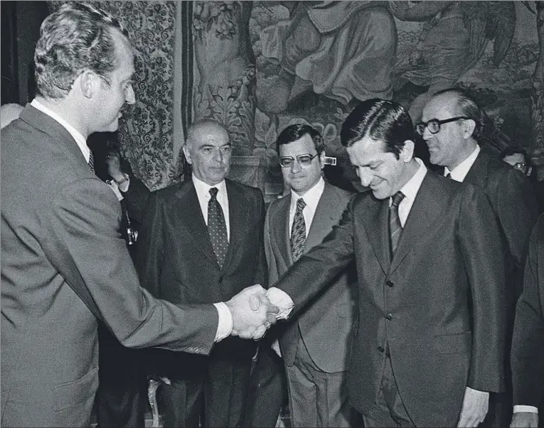  ??  ?? El Rey saluda a Adolfo Suárez, entonces secretario general del Movimiento, antes de una reunión del Consejo de Ministros presidida por don Juan Carlos en 1976