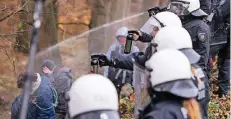  ?? FOTO: DPA ?? Mit Pfefferspr­ay gegen Demonstran­ten: Szene aus dem umstritten­en Hambacher Forst am vergangene­n Montag.