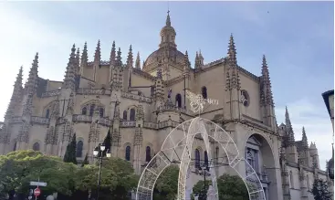  ??  ?? Segovia. Esta es sin dudas una de las catedrales más impresiona­ntes que he visto, no en vano ha sido bautizada como “Dama de las Catedrales".