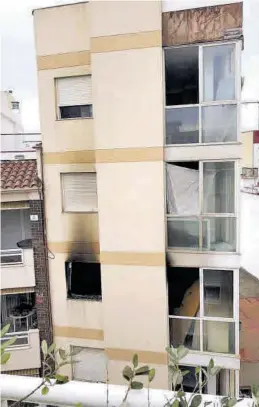  ?? JAVIER FLORES ?? El fuego en este edificio del vial de les Ánimes destapó el caso de okupación.